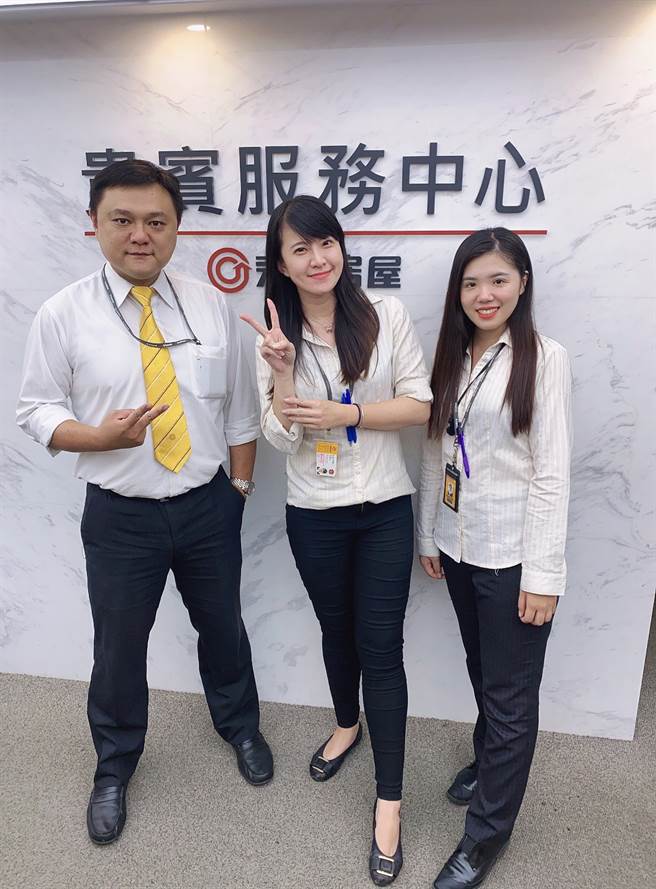不仅仅是房屋仲介，惠娟（图中）从财务规划、装潢建材都能给客户完整的建议，再加上永庆的团队合作，让她获得所有客户的信赖和支持，达成好业绩。(图/永庆房屋提供)