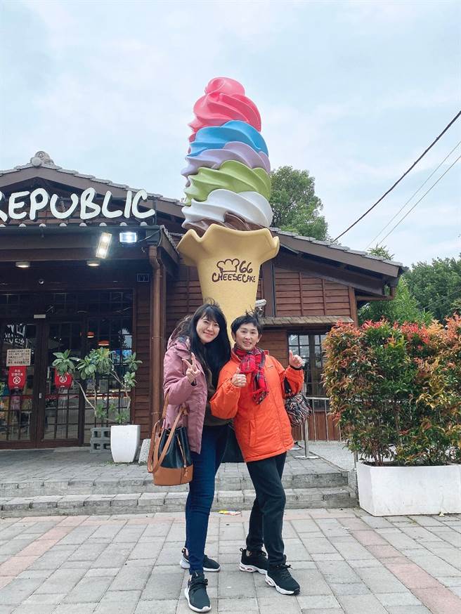 用心与每一位客户交流的惠娟（图左），为自己赢得了许多珍贵的友谊。不但跟客户成为忘年之交、一同出游，也开心分享生活中的点点滴滴。(图/永庆房屋提供)