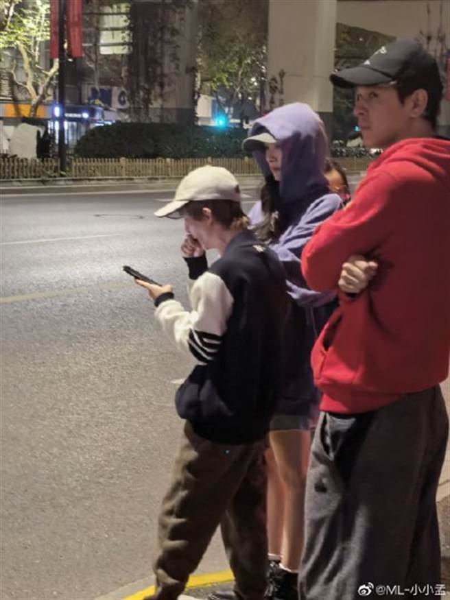 杨幂和郭敬明在路边的身影被捕捉。(图/翻摄自新浪娱乐)