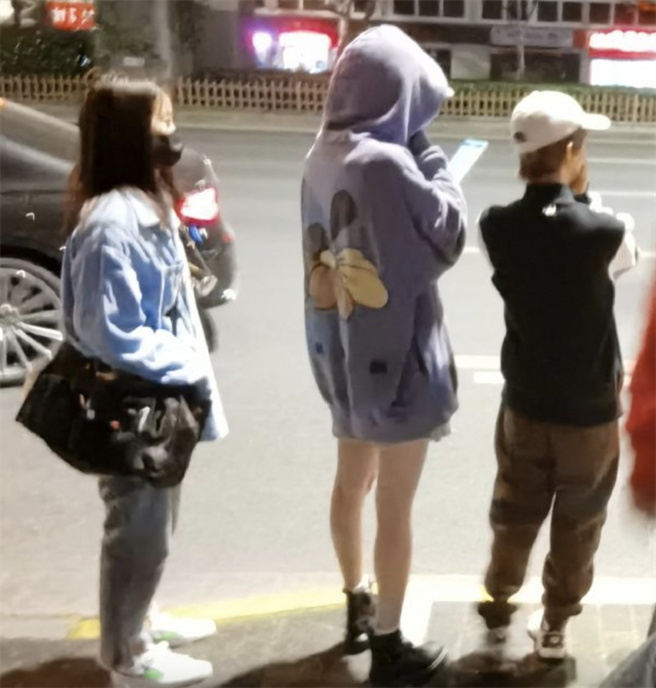 杨幂的长腿再度引发关注。(图/翻摄自新浪娱乐)