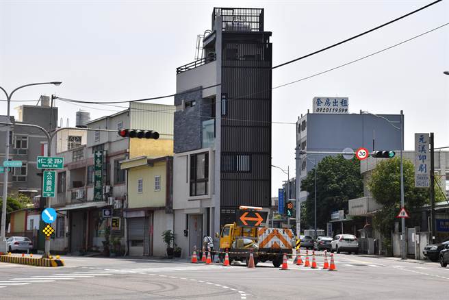 大埔张药房位处竹南镇台13线公义路、仁爱路口，是个狭窄危险路口。（谢明俊摄）