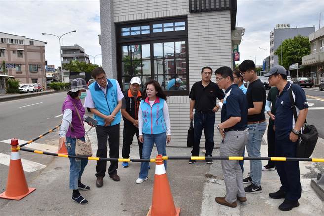 去年7月，竹南镇长方进兴亲自带领会勘，屋主彭秀春（左一）在场提要求，公路总局苗栗工务段人员也在场未表态。（谢明俊摄）