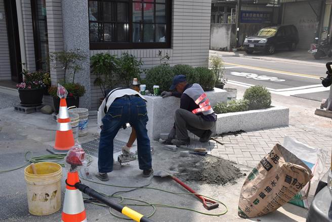 目前包商正在加紧赶工建置防撞花墙。（谢明俊摄）