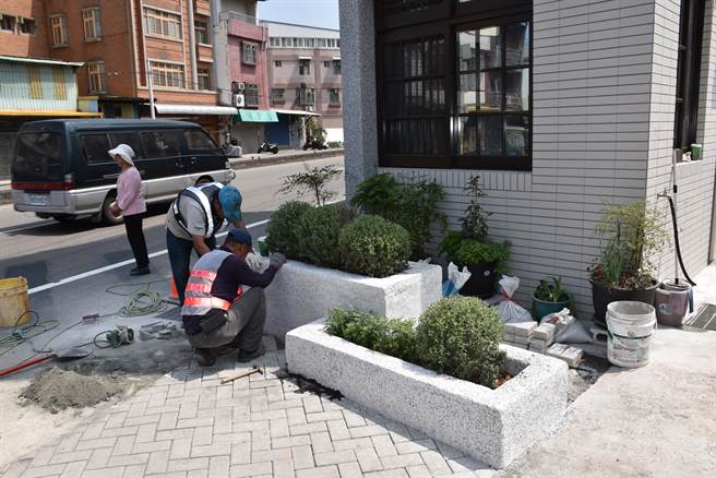 公路总局规画建置的防撞花墙高低有致，相当有造型。（谢明俊摄）