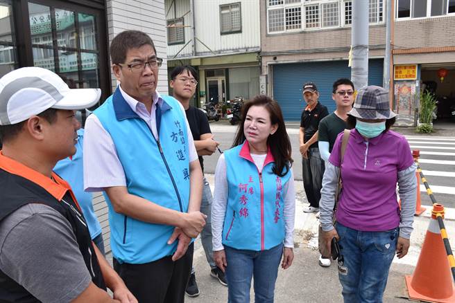 去年7月，竹南镇长方进兴与镇代会主席何秀绵（右二）同赴张药房新宅会勘。（谢明俊摄）