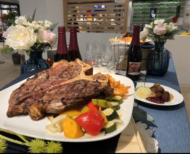 内湖店限定的24盎司丁股牛排，可同时品尝菲力的软嫩、纽约的油花，690元。（林欣仪摄）