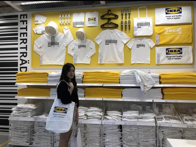 内湖店独家贩售EFTERTRÄDA系列T桖及同系列浴巾，限量贩售。（林欣仪摄）