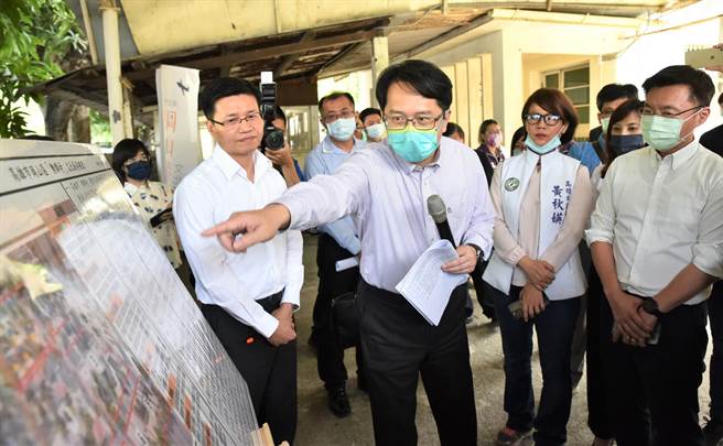 民进党立委邱志伟（左二）要求国防部眷服处拿出诚意，不要再画大饼，国防部政治作战局军眷服务处长张荣顺（左）聆听意见。（林瑞益摄）