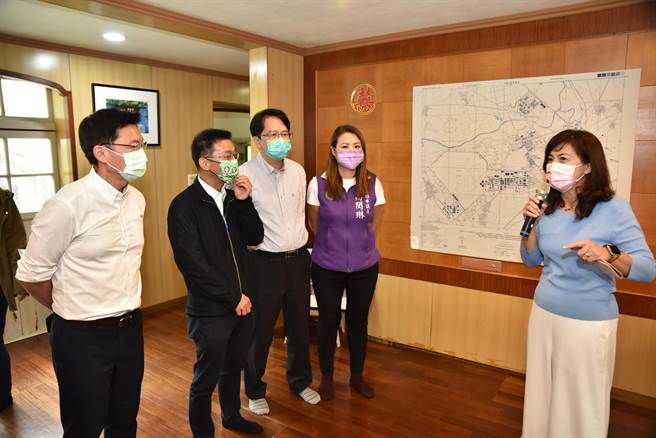 民进党立委赵天麟（左起）、许智杰、邱志伟，以及高雄市议员高闵琳21日到冈山乐群村考察，冈山眷村文化协会常务理事张允慧（右）简报。（林瑞益摄）