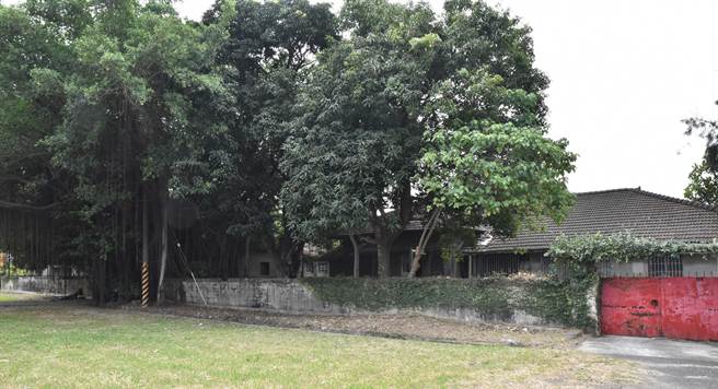 民进党立委赵天麟、邱志伟等人到冈山乐群村考察，图为乐群村现况。（林瑞益摄）