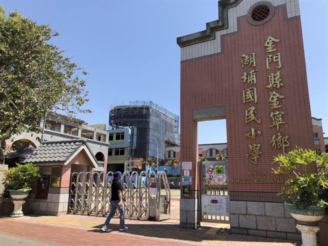 湖埔國小學生人數逐年攀升，新建幼兒園教學大樓（中）可望改善教學使用空間。（李金生攝）