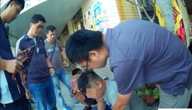 NCC副主委翁柏宗遭诈358万，警方随后逮获犯嫌，高雄地院依冒用公务员名义诈欺取财罪及偽造文书罪判处集团成员1年6个月至2年不等有期徒刑，可上诉。（翻摄画面／洪浩轩高雄传真）