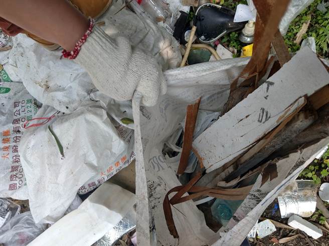 基隆市七堵区石公潭有一垃圾子车，近期不断遭不肖人士在周围丢弃木材、砖瓦、石块等。（基隆市政府提供／陈彩玲基隆传真）