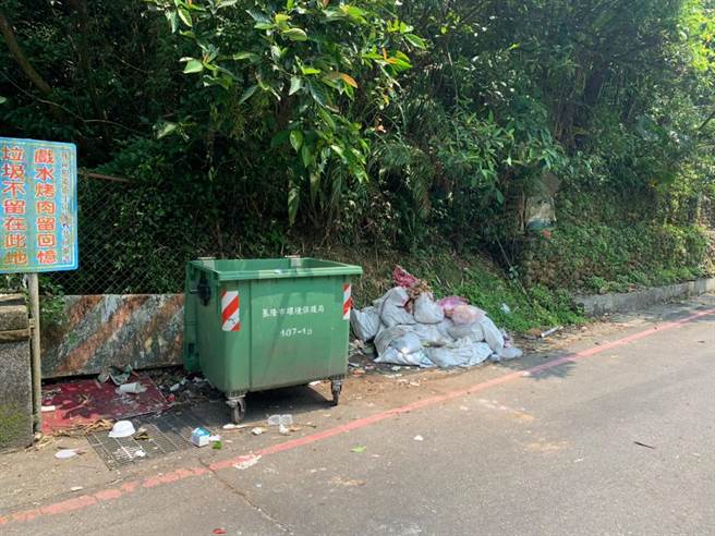 基隆市七堵区石公潭有一垃圾子车，近期不断遭不肖人士在周围丢弃木材、砖瓦、石块等。（基隆市政府提供／陈彩玲基隆传真）