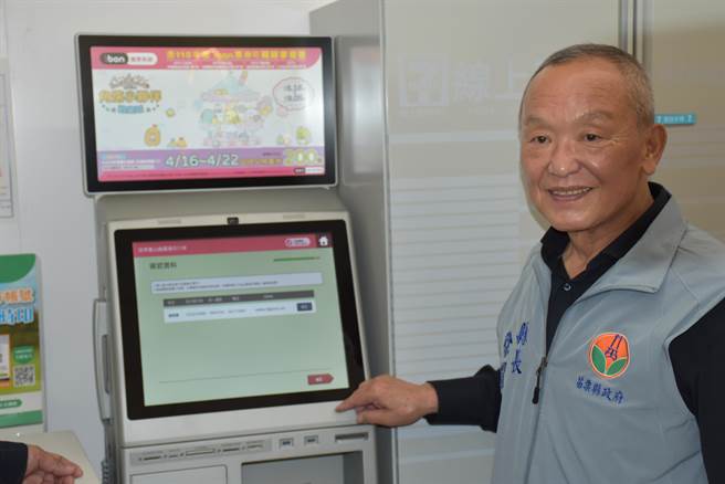 苗栗县长徐耀昌21日上午参加三义铁道自行车线上订票系统启用仪式。（谢明俊摄）