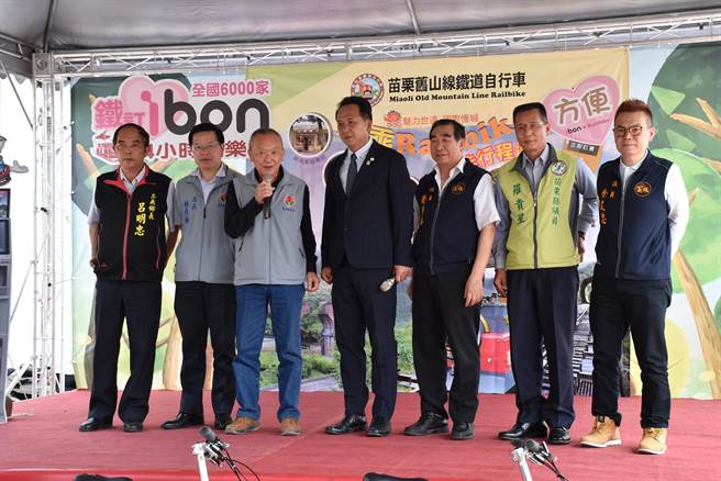 苗栗县长徐耀昌21日上午参加三义铁道自行车线上订票系统启用仪式。（谢明俊摄）