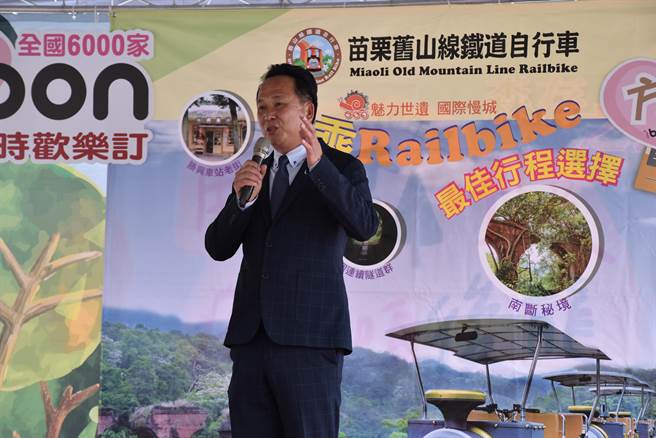 三义铁道自行车业者游志勇说明线上订票方式。（谢明俊摄）