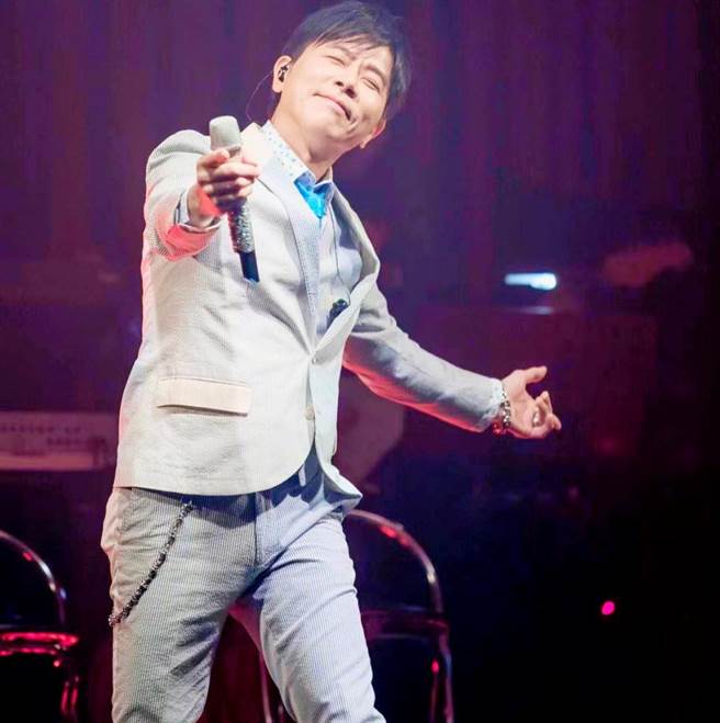 伍思凯陷入低潮时，老婆不离不弃陪伴在身边。(图/翻摄自伍思凯脸书)