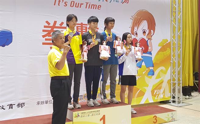 莺歌工商刘宇珊（中）继承父亲衣钵，也成为拳击选手。（陈筱琳摄）