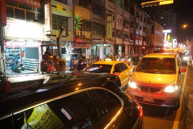 大里区中兴路往北与仁慈街口（大里桥前），16日下午起因自来水管渗漏抢修，造成下班车流壅塞，直至19日傍晚才修復完毕。（黄国峰摄）