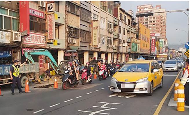 大里区中兴路往北与仁慈街口（大里桥前），16日下午起因自来水管渗漏抢修，造成下班车流壅塞，雾峰分局紧急于各大网路群组公告，让用路人提醒提前改道，并调派警力用力疏导交通。（雾峰分局提供／黄国峰台中传真）