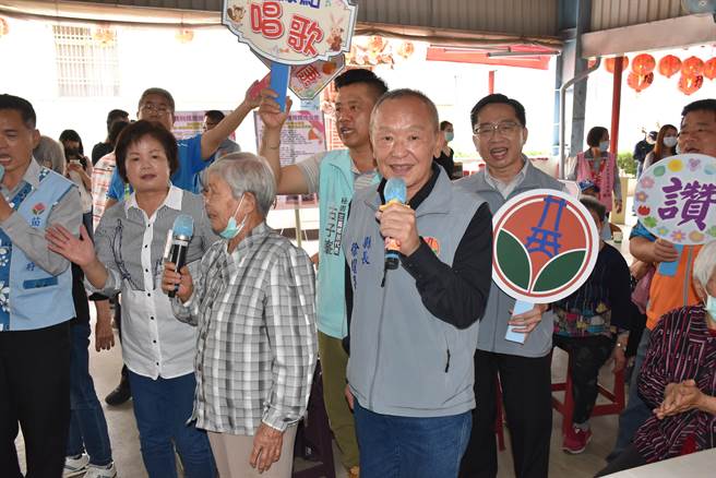 苗栗县长徐耀昌21日上午前往三义大圳面伯公和长辈一同欢唱。（谢明俊摄）