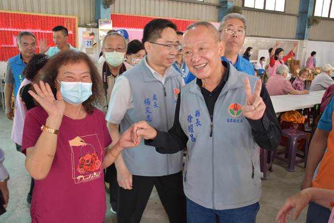 苗栗三义向阳关怀据点志工叶美莲欢喜与县长徐耀昌合影。（谢明俊摄）