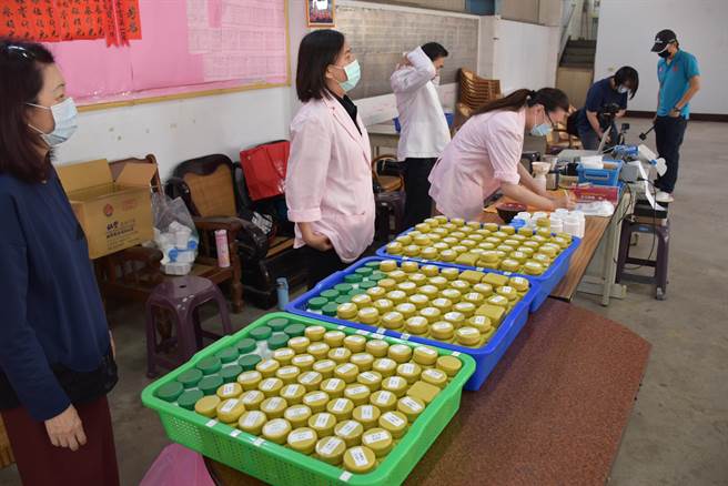 三义四时春中医诊所也到向阳关怀据点提供长辈中医诊疗服务。（谢明俊摄）