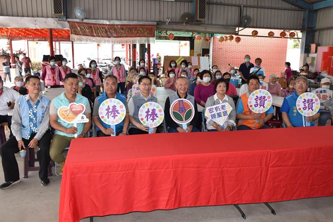 苗栗县长徐耀昌21日上午前往三义大圳面伯公关怀长辈。（谢明俊摄）