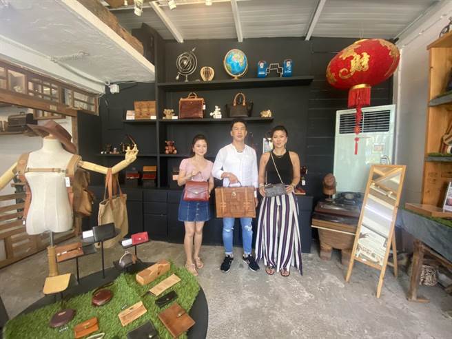 台东Bolton皮革工房业者徐国轸（中）与妻子（左）投入不少心血才将向台铁租赁的房屋整修完成，7年来终于打响名号。（蔡旻妤摄）