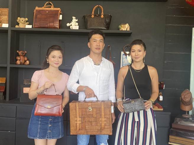 台东Bolton皮革工房业者徐国轸（中）与妻子（左）投入不少心血才将向台铁租赁的房屋整修完成，7年来终于打响名号。（蔡旻妤摄）