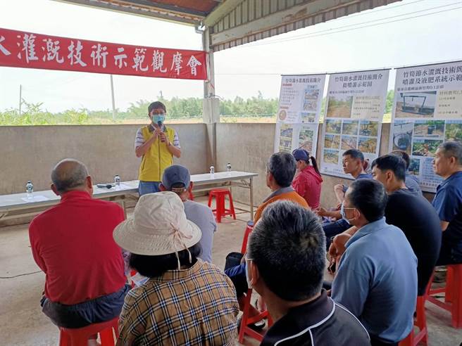 21日在白河办理竹节水灌溉技术观摩会，农民参与踊跃。（张毓翎摄）
