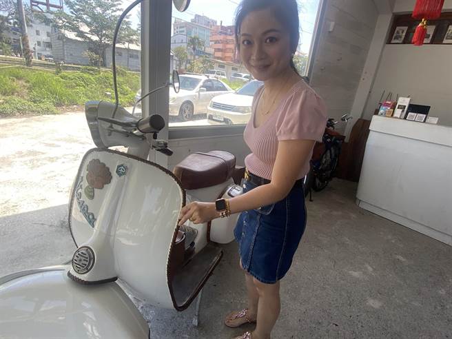 台东Bolton皮革工房业者徐国轸与妻子投入不少心血才将向台铁租赁的房屋整修完成，7年来终于打响名号。（蔡旻妤摄）