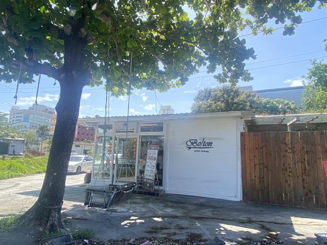 台东Bolton皮革工房业者徐国轸投入不少心血才将向台铁租赁的房屋整修完成，7年来终于打响名号。（蔡旻妤摄）