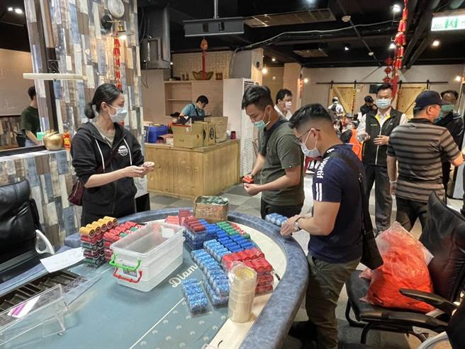 賭場捲土重來二度遭破獲，警查扣逾5億籌碼。(警方提供／呂筱蟬桃園傳真)