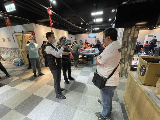 賭場捲土重來二度遭破獲，警查扣逾5億籌碼。(警方提供／呂筱蟬桃園傳真)