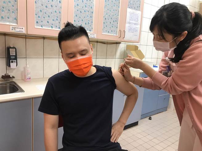 基隆医院下午1点开打，有105人预约接种，一半以上来自外县市。（陈彩玲摄）