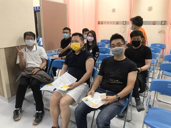 基隆医院下午1点开打，有105人预约接种，一半以上来自外县市。（陈彩玲摄）