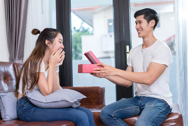 金牛座VS水瓶座，白羊座VS射手座，狮子座VS天秤座，这三对星座组合爱越久越幸福，最有可能步入婚姻。（示意图／shutterstock）