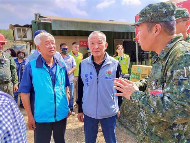 苗栗县长徐耀昌21日上午赴鲤鱼潭水库慰劳支援清淤的国军弟兄。（苗栗县政府提供／谢明俊苗栗传真）