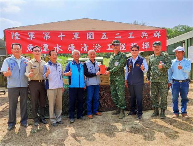 苗栗县长徐耀昌21日上午赴鲤鱼潭水库慰劳支援清淤的国军弟兄，并致赠加菜金。（苗栗县政府提供／谢明俊苗栗传真）
