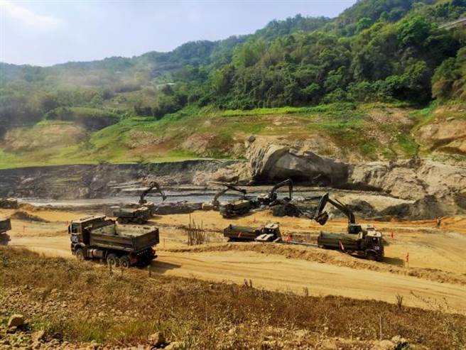 国军第10军团52工兵群支援鲤鱼潭水库清淤作业。（苗栗县政府提供／谢明俊苗栗传真）