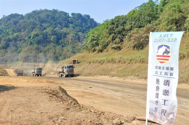 国军第10军团52工兵群支援鲤鱼潭水库清淤作业。（苗栗县政府提供／谢明俊苗栗传真）