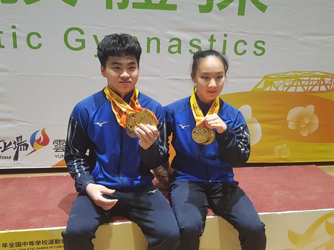 新北市三重高中体操队高一庄佳龙（左）、高三丁华恬（右）为学校在今年云林全中运带回8面金牌。（陈筱琳摄）