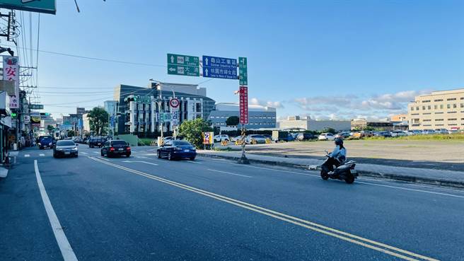 桃園市76歲蔡姓阿嬤21日早上9時50分許，沿著桃鶯路往鶯歌方向騎乘，與同向的聯結車發生碰撞，阿嬤當場頭部破裂、明顯死亡。（翻攝照片／賴佑維桃園傳真）