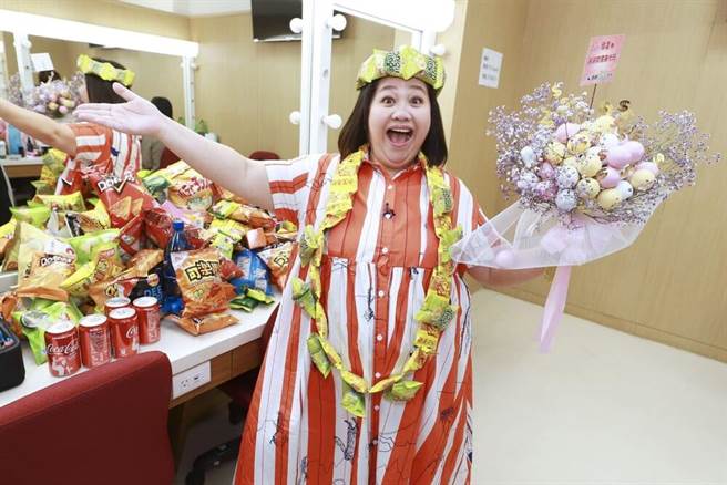 锺欣凌完成代班任务，电视台送上粉红色「摇钱花束」祝福。（民视提供）