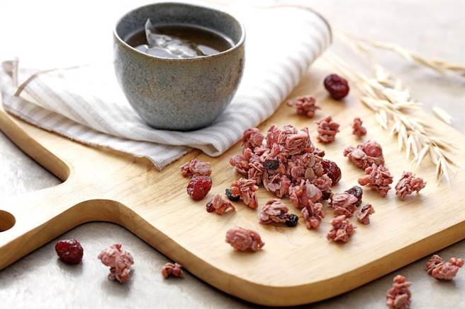 燕麦零嘴品牌－Granola House，继上波于全家推出燕麦棒后，现在又将燕麦片变身如爆米花般酥脆的口感，并融合燕麦谷片和益生菌，研发出「脆萃纤燕麦脆米花」。（品牌提供）