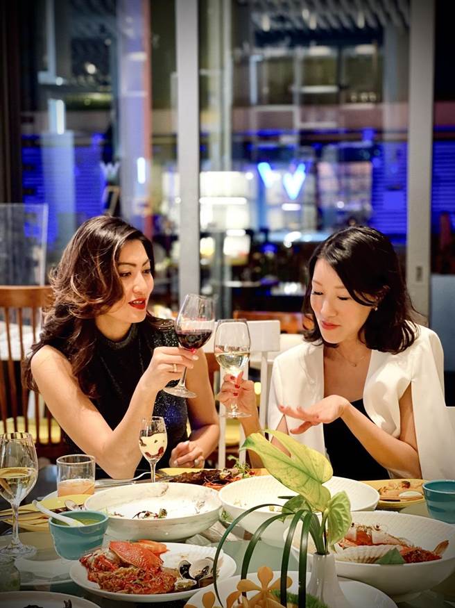 周间晚餐「飨聚YAY!」美食配美酒，提供西班牙伊比利猪冷肉盘等多样美食让宾客享用。（台北W饭店提供）