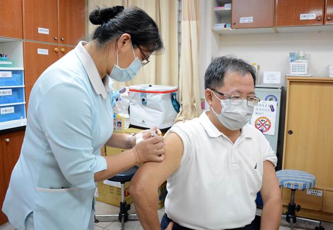 有出国需求民眾在开放施打新冠疫苗首日，赶在第一时间抢打。（林和生摄）