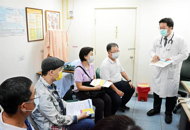 屏基医师针对施打疫苗民眾进行事前卫教。（林和生摄）